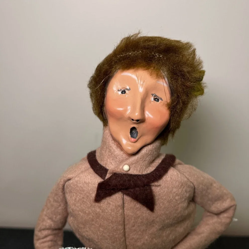 Byers Choice‎ Caroler Woman with Wreath, Brown Trenchcoat, Fur Lined Cap, Plaid